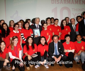 Actor and UN Messenger of Peace Michael Douglas poses with High School students, after presenting a book entitled "Action for Disarmament 10 Things You Can Do", Tuesday April 15, 2014, at the United Nations Headquarters, in New York City. Photo: Hayden Roger Celestin