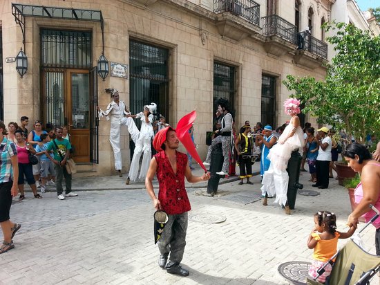 old-square-plaza-vieja-havana-cuba