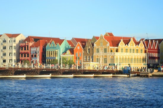 queen-emma-pontoon-bridge-curacao