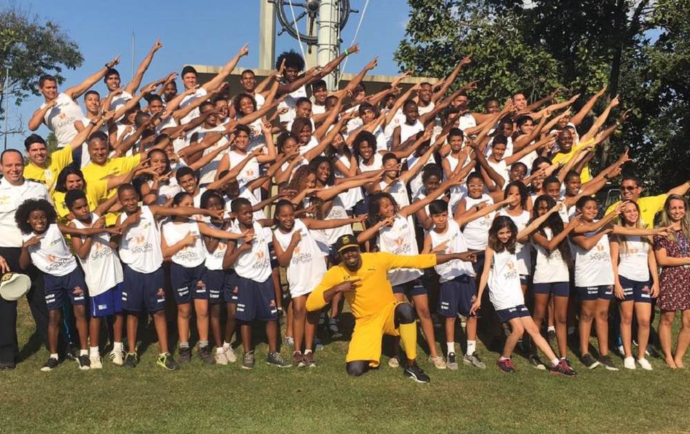 rio-2016-Usain St. Leo Bolt-with-favelas-kids