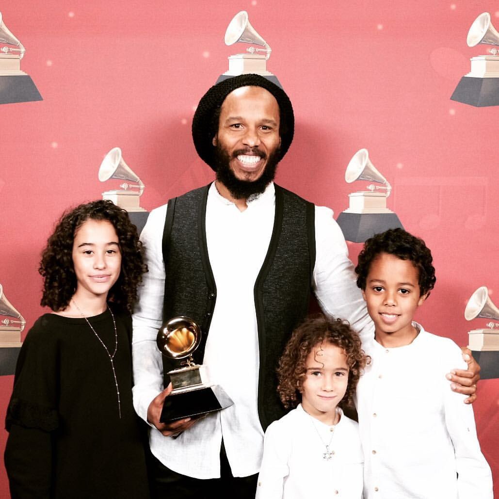 ziggy-marley-and-kids-at-59th-grammys