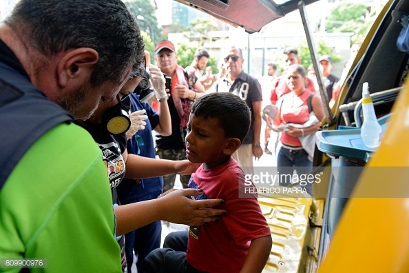 venezuela-mall-tear-gass-3