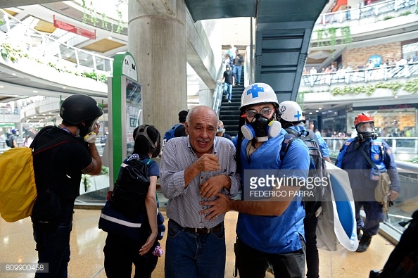 venezuela-mall-tear-gass-4