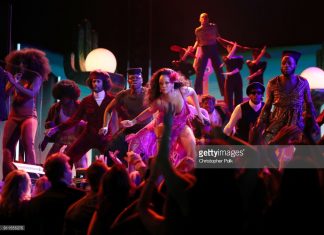 rihanna-performing-work