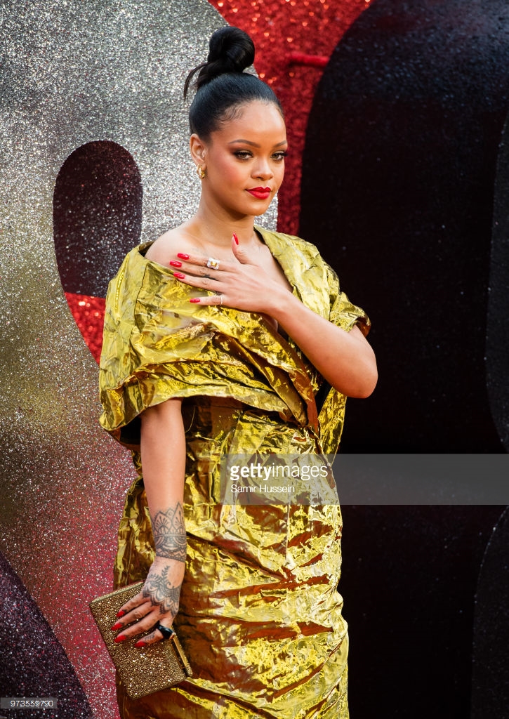 rihanna-holds-up-dress-after-oops-moment