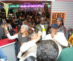 This Caribbean Reggae Singer Is Back At Number One On The Billboard Reggae Chart beres-hammond-and-fans