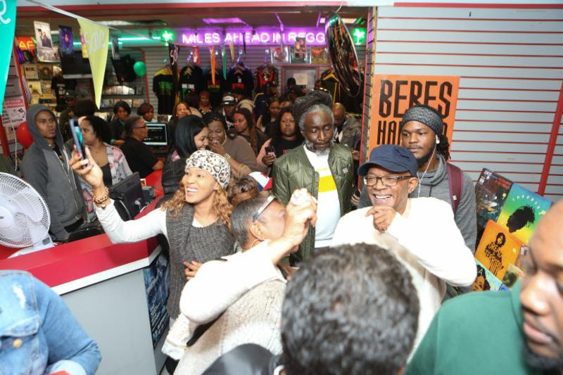 beres-hammond-and-fans beres-hammond-and-fans