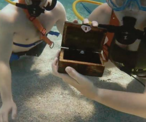 man-proposes-to-girlfriend-under-water-in-the-DR