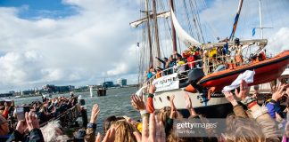 climate-activists-sail-for-chile