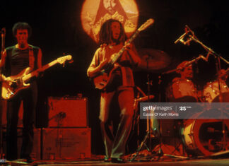 bob-marley-playing-guitar