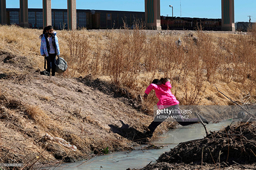 migrants-trying-to-enter-us