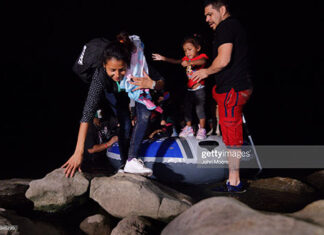 migrants-cross-over-into-texas