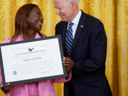 nurse-sandra-lindsay-receives-award-from-biden