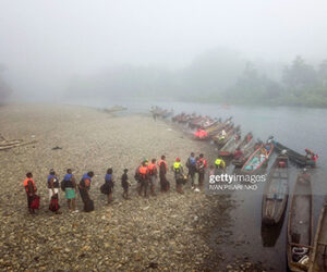 Five Immigration News Headlines You Should Know Of migrants-cue-to-make-it-to-us