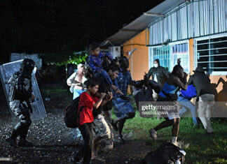 Haitians Among Migrants In New Caravan Heading To US mexican-officers-detain-migrants