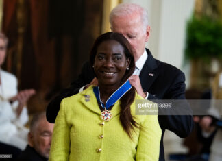 sandra-lindsay-gets-a-medal