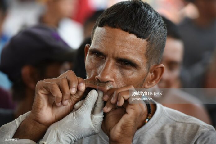 immigrants-sew-their-mouths-in-mexico