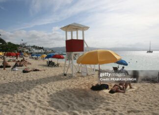 Canadian Tourists Fuel Boom In Caribbean, Mexico tourists-near-doctors-cave-jamaica