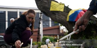 people-pray-for-shot-colombian-candidate