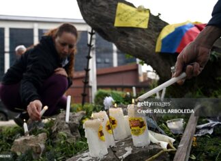 people-pray-for-shot-colombian-candidate
