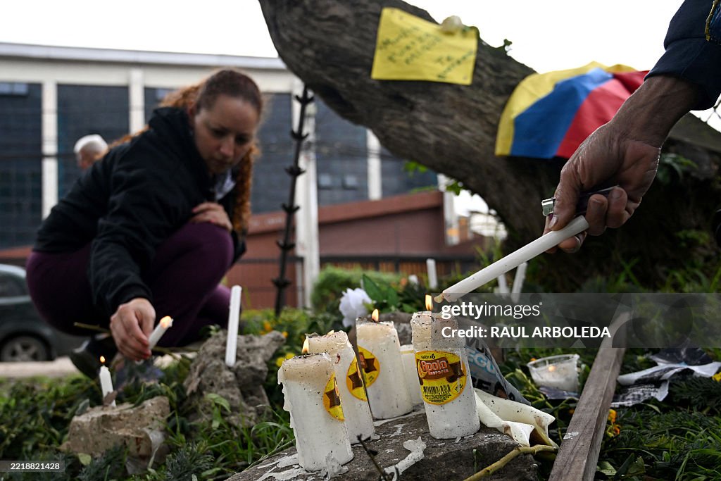 people-pray-for-shot-colombian-candidate