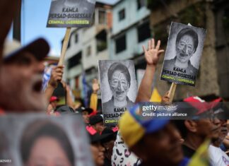 venezuelans-protest-trinidad-pm