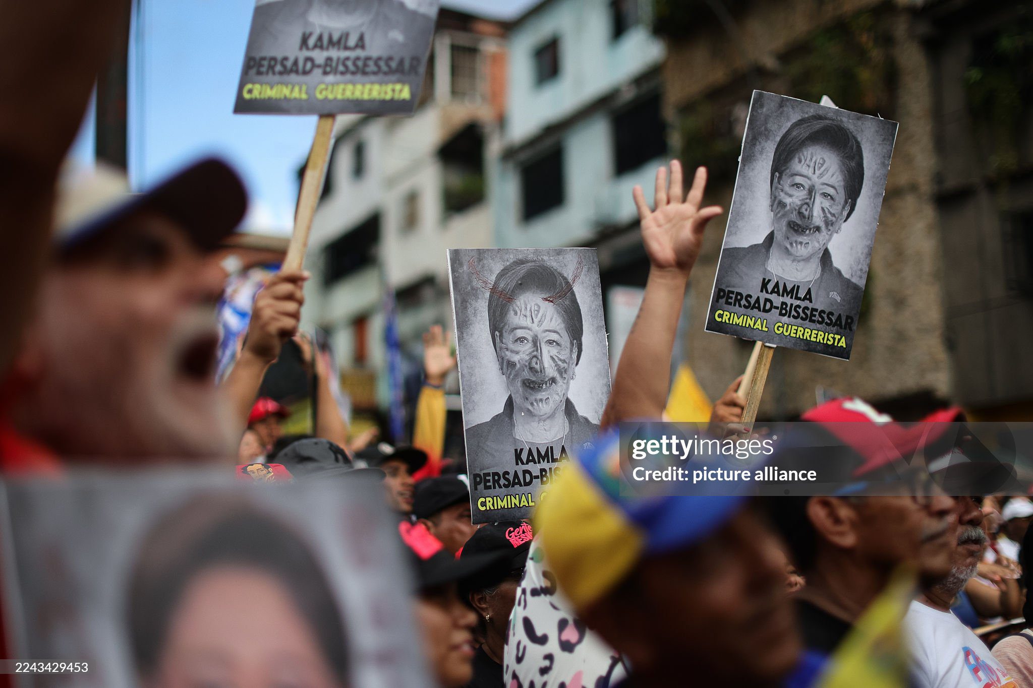 venezuelans-protest-trinidad-pm venezuelans-protest-trinidad-pm