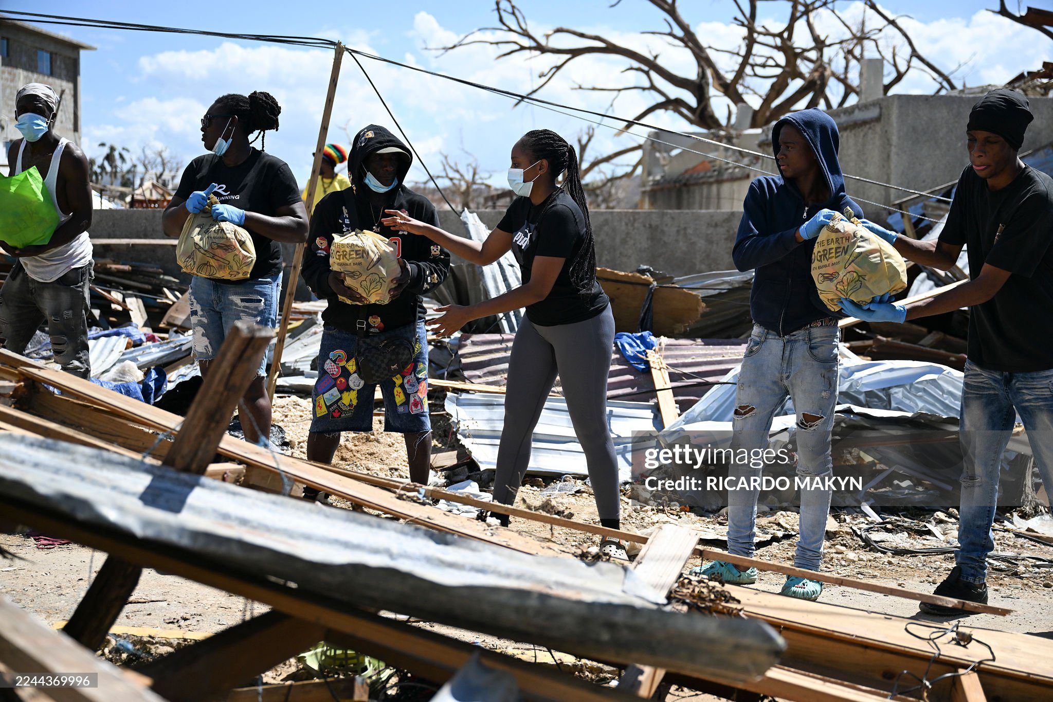 jamaicans-donate-food-supplies-in-westmoreland
