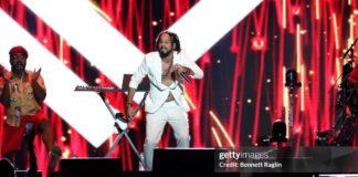 Kes the Band’s lead singer Kees Dieffenthaller performing on stage in a vibrant Caribbean set during a live concert. (Photo by Bennett Raglin/Getty Images)