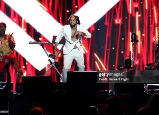 Kes the Band’s lead singer Kees Dieffenthaller performing on stage in a vibrant Caribbean set during a live concert. (Photo by Bennett Raglin/Getty Images)