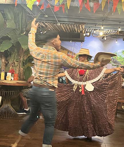 A local "operatic" dance at En La Fonda in Panama City, Panama. (NewsAmericasNow.com image)