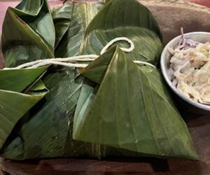 Dinner served in banana leaves at En La Fonda, Panama. (NewsAmericasnow.com image)