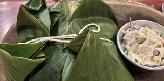 Dinner served in banana leaves at En La Fonda, Panama. (NewsAmericasnow.com image)