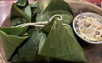 Dinner served in banana leaves at En La Fonda, Panama. (NewsAmericasnow.com image)